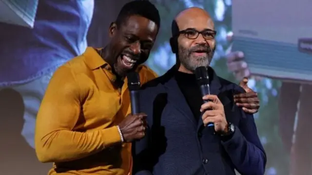 Стерлінг К. Браун (ліворуч) та Джеффрі Райт зіграли в гостросюжетній сатирі "Американське чтиво"