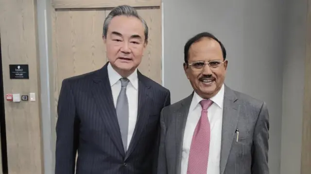 एनएसए अजित डोभाल के साथ वांग यी.