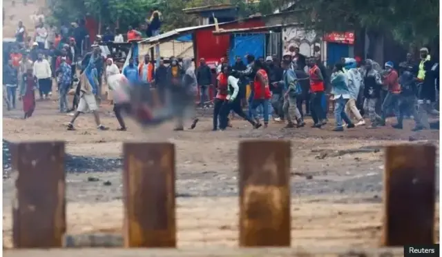 Ifoto y'abasore bari mu myigaragambyo barimo gutwara mugenzi wabo wakomeretse