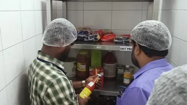 సాస్‌లను పరిశీలిస్తున్న సిబ్బంది ఫోటో 