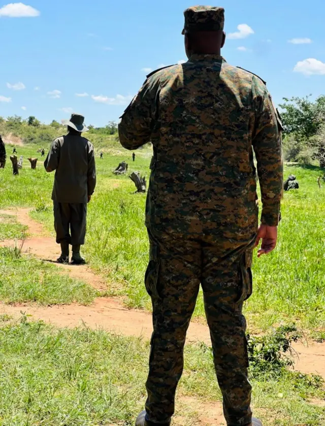 Muhoozi (inyuma) kuva mu 2022 na 2023 yagaragaje ibikorwa by'uko yiteguraga gusimbura se Museveni (imbere) kugeza umwaka ushize atangiye kugenza buhoro