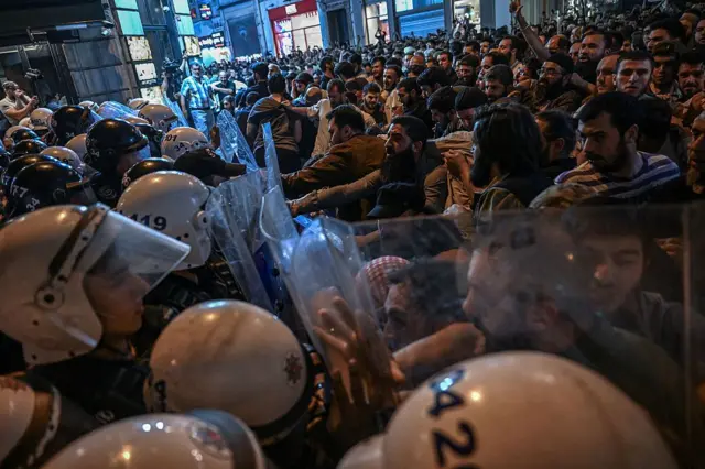 30 Haziran'da, Beyoğlu'nda, Leman dergisini protesto için düzenlenen gösteride polisle eylemciler arasında gerginlik yaşandı. Fotoğrafta polis barikatına yüklenen eylemciler görünüyor. 