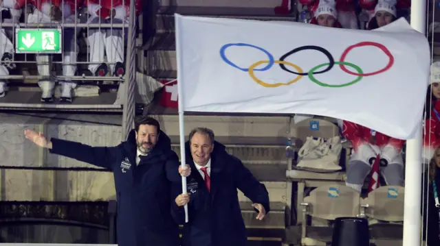В конце церемонии Олимпийский флаг был передан организаторам следующих зимних Игр, которые состоятся в 2030 году во Французских Альпах.
