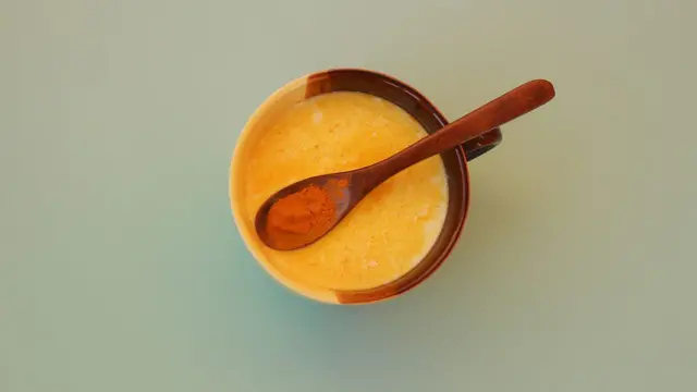 কাপভর্তি হলুদমিশ্রিত দুধ। 