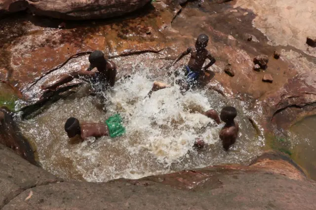 Ụmụaka na-egwu mmiri