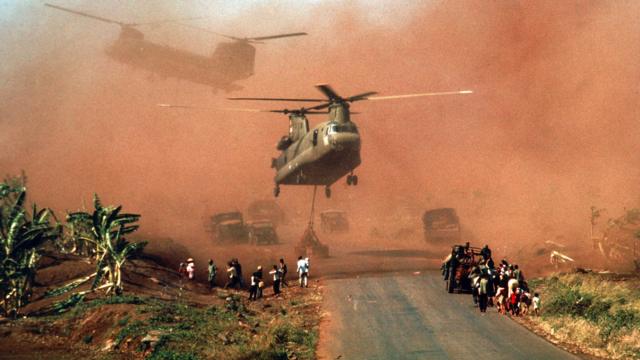 Dois helicópteros Chinook sobrevoam uma estrada enquanto auxiliam na evacuação de suprimentos e soldados da 18ª Divisão do Vietnã do Sul (ARVN) e suas famílias de Xuan Loc, Vietnã, em meados de abril de 1975.