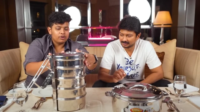 तमिलनाडु के मुख्यमंत्री एमके स्टालिन के बेटे और राज्य सरकार में मंत्री उदयनिधि स्टालिन के साथ इरफान 