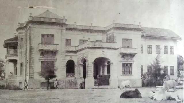 सुरतच्या फ्रेंच गार्डनमधला दिवालीबाग बंगला, जिथे अधिवेशनाचे आयोजन झाले होतं. ती जागा आता अस्तित्वात नाही. तिथं असलेला बंगला पाडण्यात आला आहे.