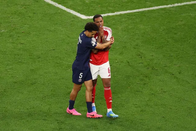 Marquinhos, Gabriel'e sarılıyor