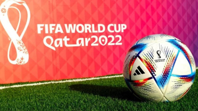 क़तर वर्ल्ड कप के लोगों के सामने रखी फ़ुटबॉल