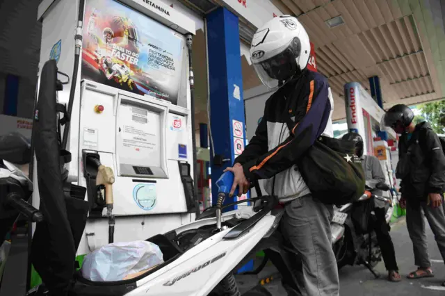 Pengendara motor antre BBM non subsidi jenis Pertamax di salah satu SPBU kawasan Kuningan, Jakarta, Minggu (1/3/2026). PT Pertamina (Persero) melakukan penyesuaian harga BBM non subsidi yang berlaku mulai 1 Maret 2026 yakni harga Pertamax (RON 92) dari Rp11.800 per liter menjadi Rp12.300 per liter, Pertamax Green (RON 95) dari Rp12.450 per liter menjadi Rp12.900 per liter, Pertamax Turbo (RON 98) dari Rp12.700 menjadi Rp13.100 per liter, Dexlite dari Rp13.250 per liter menjadi Rp14.200 per liter, Pertamina Dex dari Rp13.500 per liter menjadi Rp14.500 per liter. 