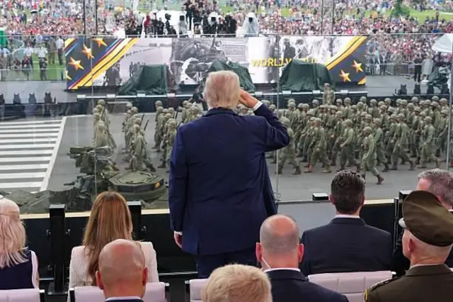 Trump saúda as tropas durante desfile militar em Washington