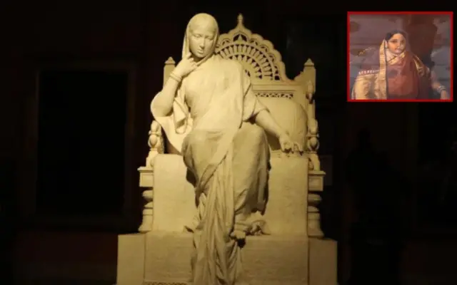 મહારાજા સયાજીરાવ ગાયકવાડ ત્રીજાનાં પ્રથમ પત્ની ચીમનાબાઈ-I જેમનું લગ્ન પહેલાંનું નામ લક્ષ્મીબાઈ હતું. તસવીરમાં ચીમનાબાઈ-I ની સંગેમરમરની પ્રતિમા નજરે પડે છે જ્યારે કે ઇન્સેટ તસવીર રાજા રવિ વર્માએ બનાવેલું તેમનું પૉર્ટ્રેટ છે