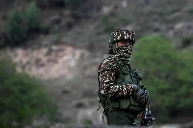 આર્મી ચીફ ઉપેન્દ્ર દ્વિવેદી, ઓપરેશન સિંદૂરની વિગતો, પાકિસ્તાનના ફિલ્ડ માર્શલ આશીમ મુનિર, સીડીએસ અનિલ ચૌહાણ, વાયુદળના વડા, ભારત પાકિસ્તાન વિમાનોને નુકસાન, બીબીસી ગુજરાતી આંતરરાષ્ટ્રીય સમાચાર