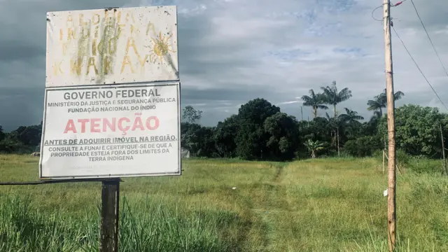 O avanço de igrejas evangélicas em aldeias indígenas: 'Não tem gay, família é sagrada, seguem os mandamentos sem conhecer a Bíblia' Placa da Aldeia Tekoa Kwaray em Peruíbe