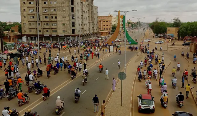 အာဏာသိမ်းမှုကို ထောက်ခံပြီး အီကိုဝပ်စ်ကို ဆန့်ကျင်နေတဲ့ ဆန္ဒပြ အုပ်စု