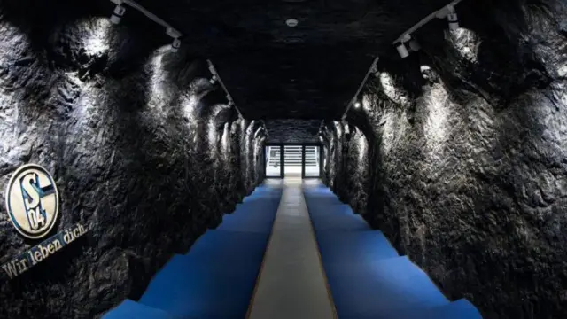 به منظور بزرگداشت میراث معدن‌کاری منطقه، تونل ورودی بازیکنان در ورزشگاه فلتینس آره‌نا شبیه به دالان معادن طراحی شده است