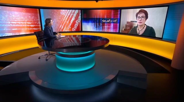 تصویر نسرین ستوده در اسکرین در حال گفتگو با فرناز قاضی‌زاده در استودیوی برنامه گفت‌وگوی ویژه بی‌بی‌سی