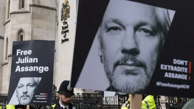 Assange'ın destekçileri Londra'daki yargılama sırasında protesto gösterileri düzenliyor.
