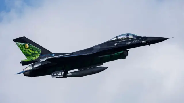 এফ সিক্সটিন যুদ্ধবিমান 