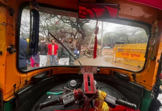 যে সব স্থাপনা ভাঙ্গা হয়েছে, তার বাইরে পুলিশ ব্যারিকেড করে দিয়েছে