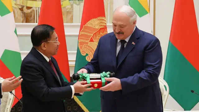 ဘယ်လာရုစ် သမ္မတကို ဂုဏ်ထူးဆောင်တံဆိပ်ပေးနေတဲ့ စစ်ခေါင်းဆောင်