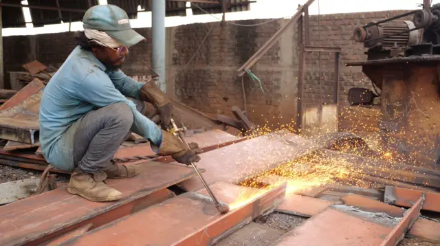 ગુજરાત નવા શ્રમ કાયદા, આઠ કલાકને બદલે બાર કલાકની શિફ્ટ, મહિલાઓ માટે નાઇટ શિફ્ટ, ગોપાલ ઇટાલિયા, જિજ્ઞેશ મેવાણી, ઉમેશ મકવાણા બિલ ફાડ્યું, બીબીસી ગુજરાતી સમાચાર