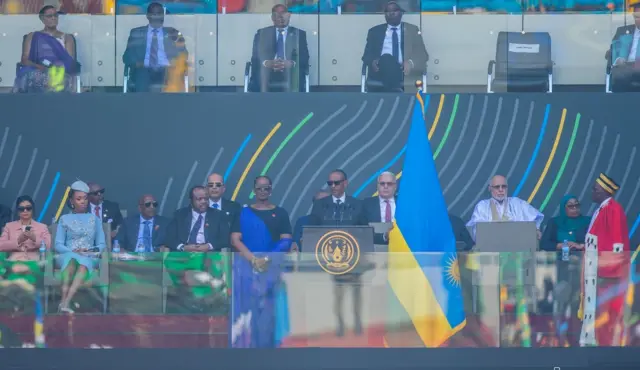 Paul Kagame yarahiye imbere y'Abanyarwanda ibihumbi za mirongo muri stade, abandi benshi bari bakurikiye umuhango kuri za televiziyo, n'imbere y'abakuru b'ibihugu bya Afurika barenga 20