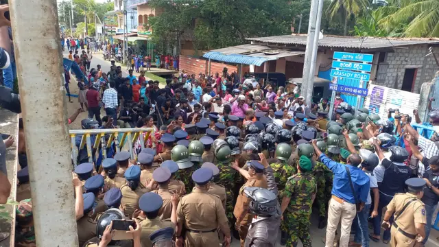  යාපනය අරසඩි මංසන්ධිය ප්‍රදේශයේදී විරෝධතාකරුවන්ට ඉදිරියට යාමට ආරක්ෂක අංශ අවසර ලබා නොදීම හේතුවෙන් එහිදී උණුසුම් තත්වයක් ඇතිවිය 