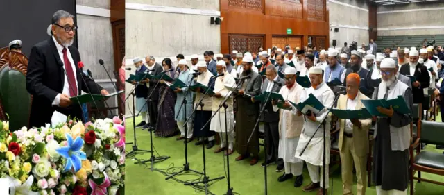 জামায়াত জোট থেকে নির্বাচিতদের শপথ পড়ান প্রধান নির্বাচন কমিশনার