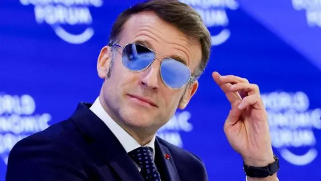 Emmanuel Macron usa unas gafas de sol con cristal azul reflejante