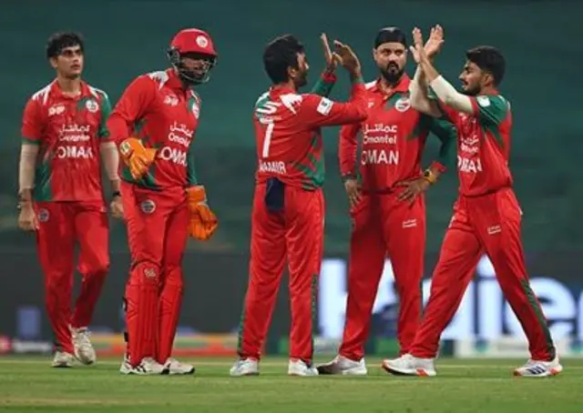 عمان کی ٹیم نے انڈیا کی آٹھ وکٹیں لیں جبکہ انڈین ٹیم صرف چار کھلاڑیوں کے آوٹ کرسکی