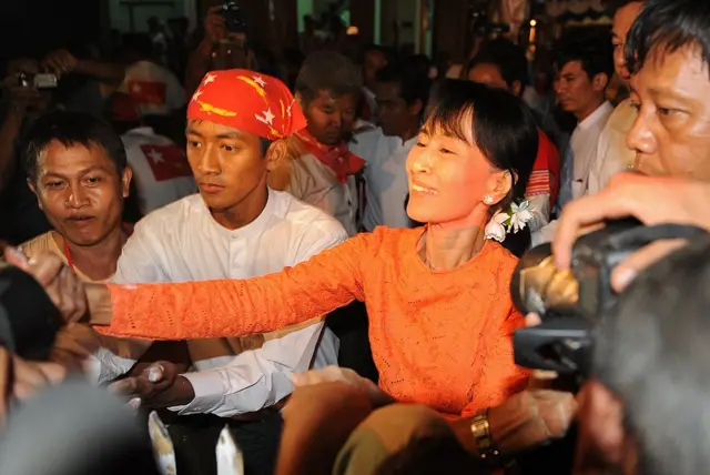 ၂၀၁၂ ကြားဖြတ်ရွေးကောက်ပွဲ မတိုင်မီ ကော့မှူးမြို့နယ်မှာ လူထုနဲ့ တွေ့ဆုံခဲ့တဲ့ ဒေါ်အောင်ဆန်းစုကြည် (ပုံဟောင်း)