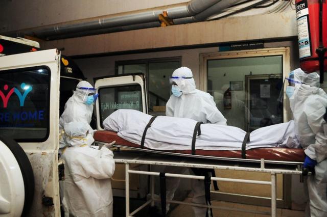 Dalam foto yang diambil pada 12 September 2023 ini, para petugas kesehatan yang mengenakan alat pelindung sedang memindahkan jenazah seseorang yang meninggal karena infeksi virus Nipah di satu rumah sakit swasta di Kozikode, di Negara Bagian Kerala, India.