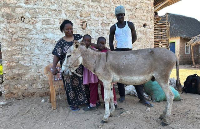 Una familia con su burro en la aldea de Manda en Kenia