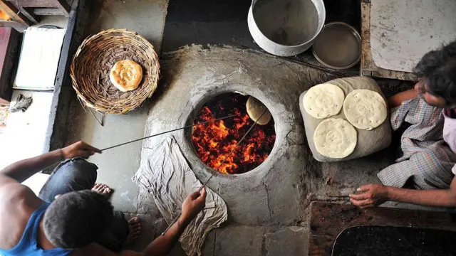 మట్టి ఓవెన్‌లో నాన్‌లను కాల్చుతారు 