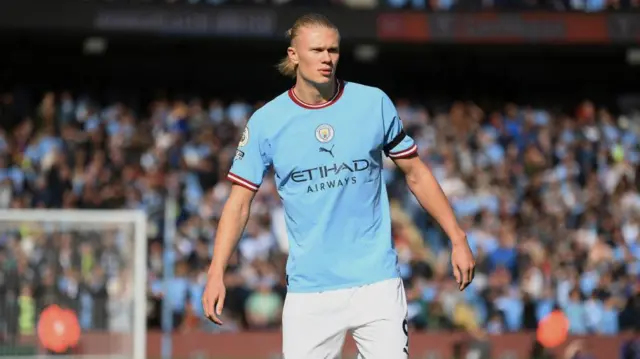 P﻿emain Manchester City, Erling Haaland, memakai pita hitam pada lengannya saat berlaga menghadapi Manchester United di Stadion Etihad, Minggu (2/10).