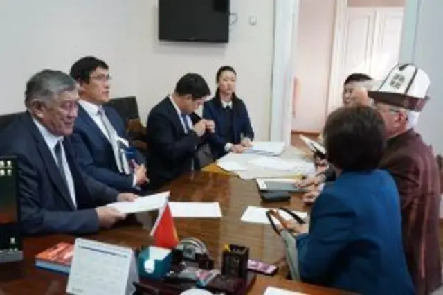 Министрлер кабинетинин төрагасынын орун басары Эдил Байсалов жана төраганын кеңешчиси Чолпонбек Абыкеев жазуучулардын проблемаларына кулак салууда.