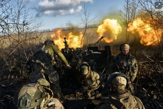 Des soldats en plein dans la guerre avec des chars qui tirent du feu