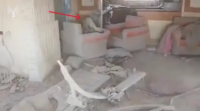 ড্রোণ ফুটেজে যেখানে একজনকে বসে থাকতে দেখা গেছে। ইসরায়েল জানাচ্ছে ভিডিওর এই ব্যক্তিই সিনওয়ার 