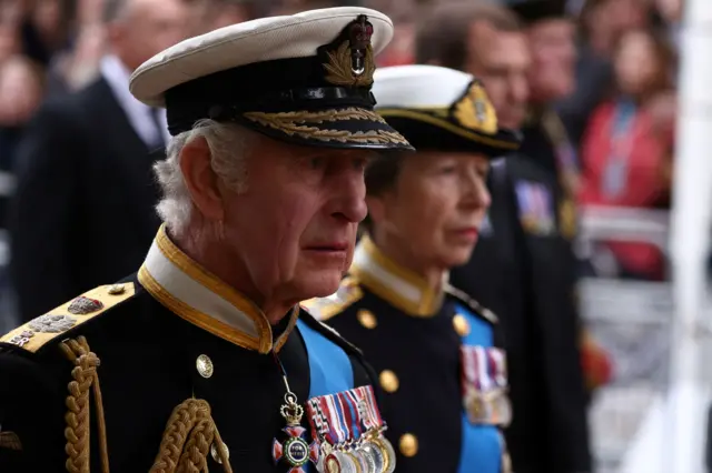 چ﻿ارلز سوم پادشاه بریتانیا در کنار خواهش، شاهزاد ان