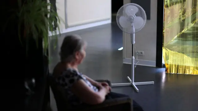 Ventilator kao spas za baku u domu za stare u Nantu, u Francuskoj
