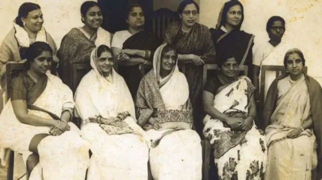 संविधान सभेतील महिला सदस्यांचं दुर्मिळ छायाचित्र. 