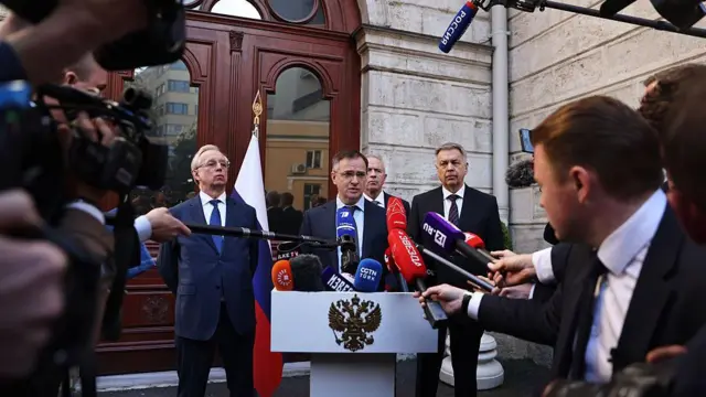 Владимир Мединский украин, америкалык жана орусиялык делегаттардын жолугушуусунун алдында журналисттерге маалымат берип жатат. 2025-жылдын 15-майы, Стамбул, Түркия