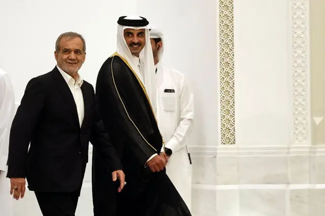 مسعود پزشکیان، رئیس جمهور ایران (چپ) و شیخ تمیم بن حمد آل ثانی، امیر قطر، پیش از یک کنفرانس مطبوعاتی مشترک در دوحه در روز ۲ اکتبر ۲۰۲۴
