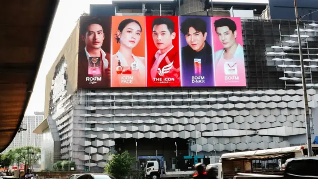 လက်ရှိထိုင်းနိုင်ငံမှာ နစ်နာသူ အယောက် ၁၀၀၀၀ ကတိုင်ကြားထားလို့ တရားရင်ဆိုင်နေရတဲ့ The iCon Group ရဲ့ Boom Collagen၊အလှကုန် နဲ့ ဖြည့်စွက်စာ ကြော်ငြာဆိုင်းဘုတ်