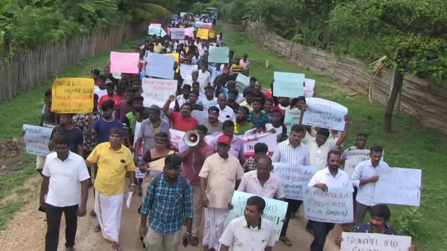 කිලිනොච්චිය, පූනකරි ප්‍රාදේශීය ලේකම් කොට්ඨාසයට අයත් පොන්නාවේලි ගම්මානයේ ජනතාව යුද්ධය හේතුවෙන් දැඩි ලෙස පීඩාවට පත්ව සිය උපන් ගම්මාන අතහැර ගොස් වසර ගණනාවක් අවතැන්ව සිට නැවත පදිංචියට පැමිණි පිරිසකි.