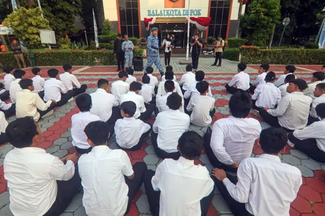Seorang tentara memberikan pengarahan kepada ratusan peserta program Pembinaan Karakter dan Bela Negara saat pemberangkatan di Balai Kota, Depok, Jawa Barat, Sabtu (31/05/2025). Pemerintah Kota Depok memberangkatkan sebanyak 100 siswa dari sejumlah sekolah di Depok ke barak militer Kostrad 1 Cilodong Depok, Jawa Barat.