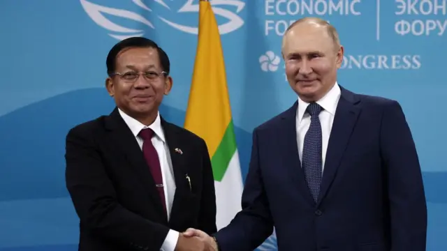 Pemimpin junta Myanmar Min Aung Hlaing bertemu dengan Presiden Rusia Vladimir Putin pada 2022.