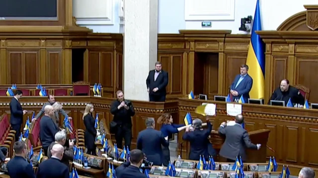 Штовханина Мар'яни Безуглої із представниками "Батьківщини" через її плакати, 16 грудня 2025 року, Верховна Рада